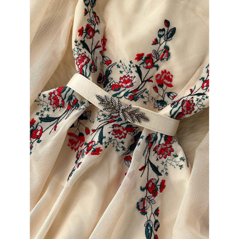 ÇİÇEK NAKIŞLI TASARIM ELBİSE