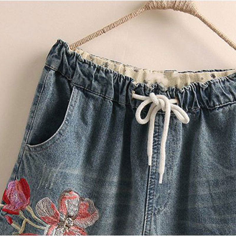 YAZLIK ÇİÇEK İŞLEMELİ BERMUDA PANTOLON